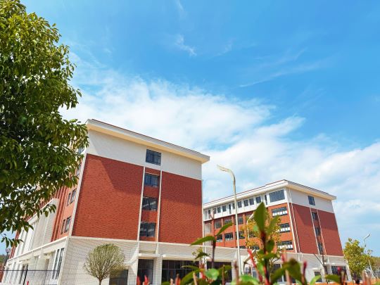我校实训中心正式启用 迎来首批实训学生